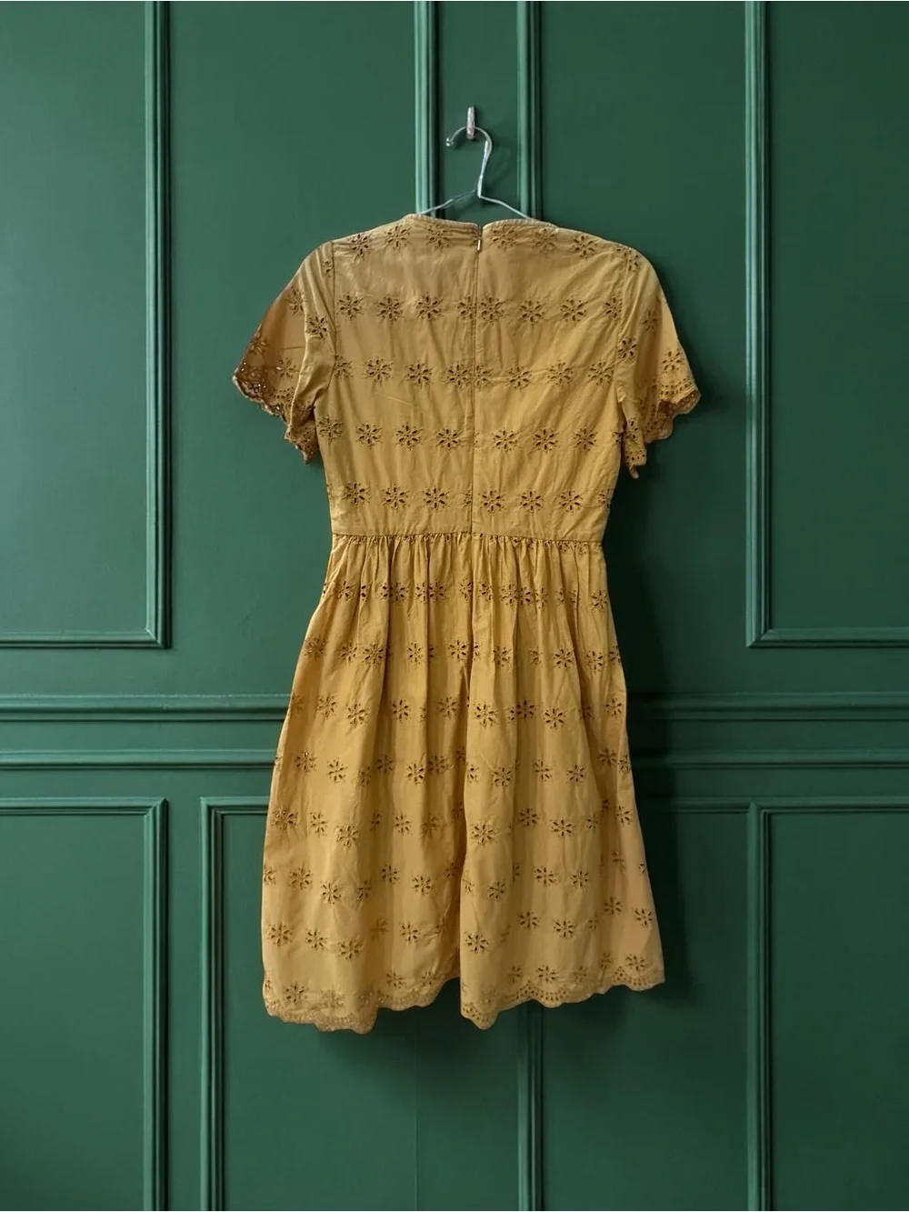 Madewell Cotton Eyelet Midi Dress. 
Burnt Mustard Yellow. Size: 4 - Picture 2 of 9